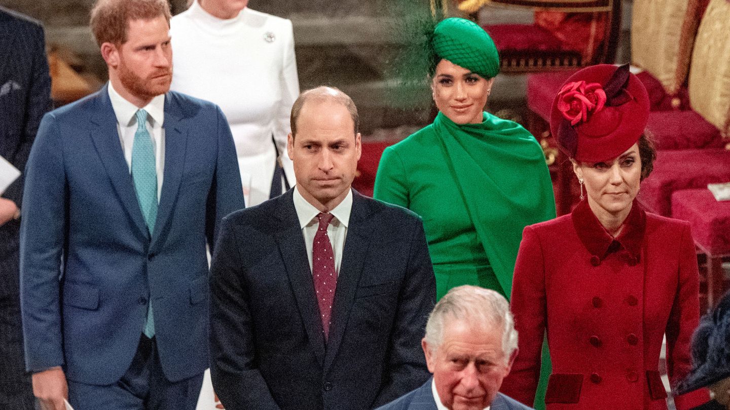 Los duques de Cambridge, los duques de Sussex y el príncipe Carlos, entrando en el servicio por el Día Anual de la Commonwealth. La tensión se refleja en sus caras. (Reuters)