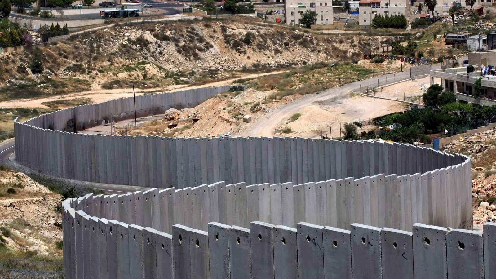 Foto: Imagen del controvertido "muro de separación" en el campo de refugiados de Shuafat en la zona de las afueras del norte de Jersulén. (Efe) 