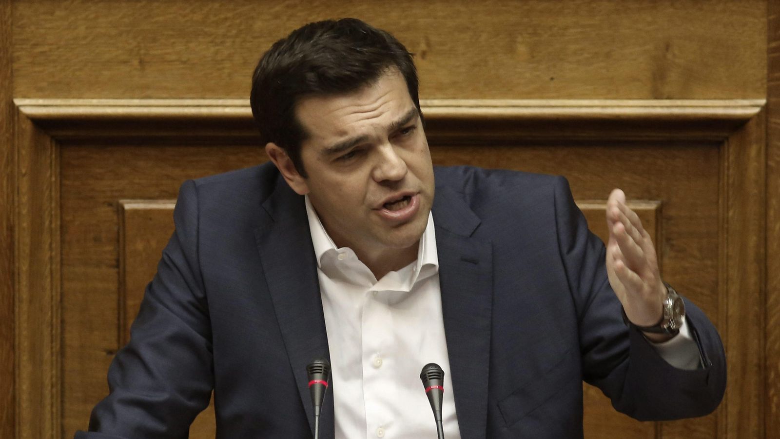 Foto: El primer ministro griego, Alexis Tsipras, pronuncia un discurso durante una sesión en el Parlamento de Atenas (EFE)