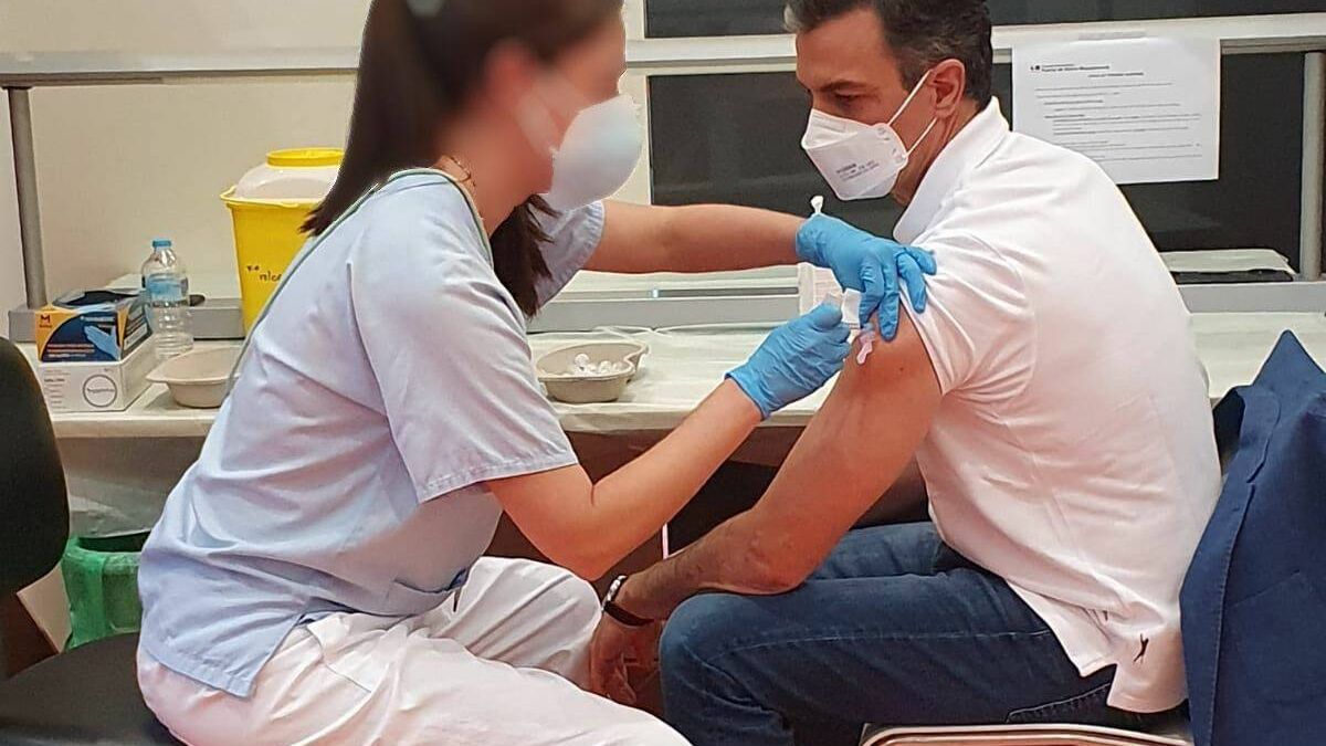 Pedro Sánchez recibe la primera dosis de la vacuna en el Hospital Puerta de Hierro