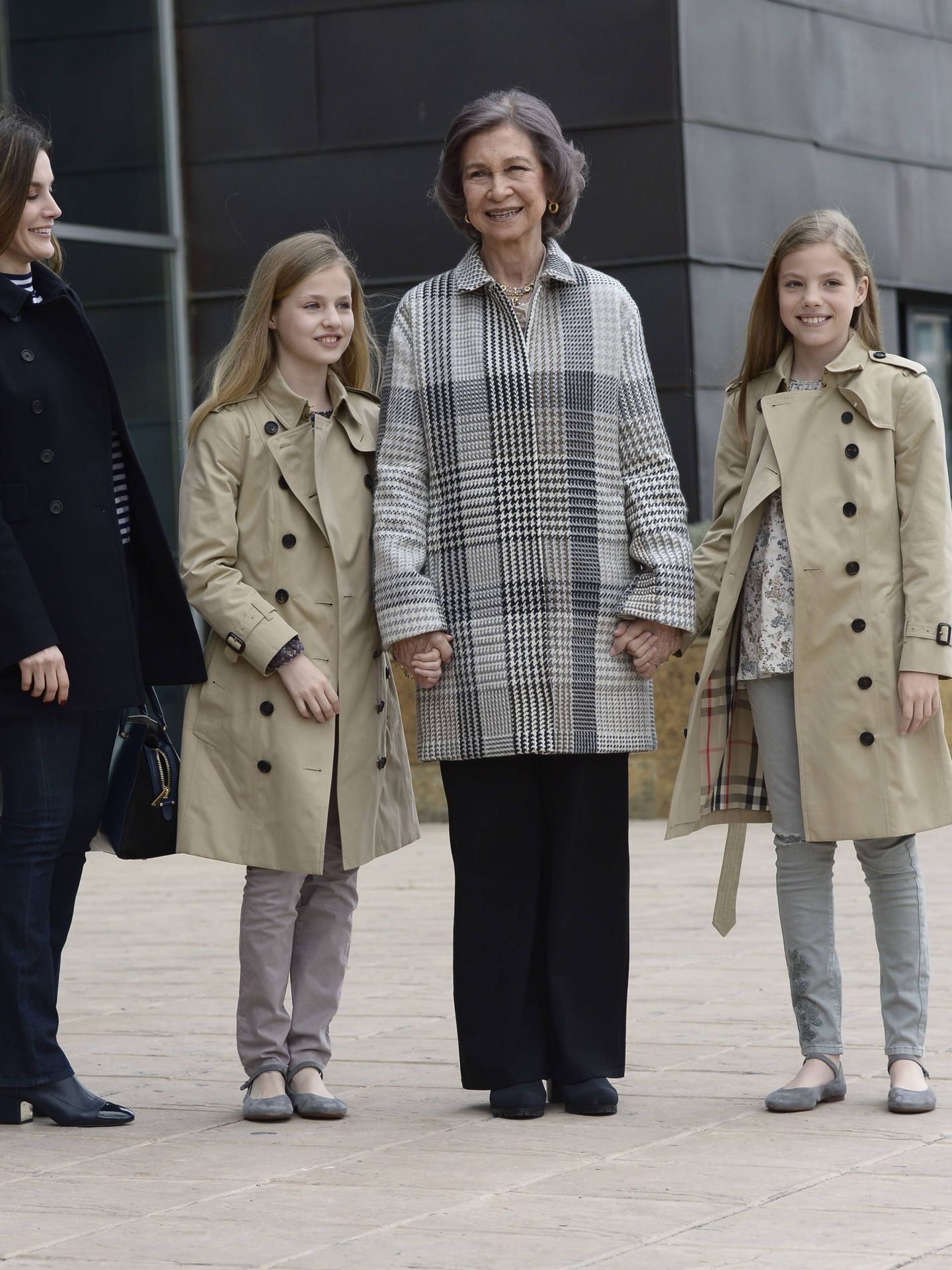  Letizia, sus hijas y la reina Sofía en la imagen del reencuentro. (Limited Pictures)