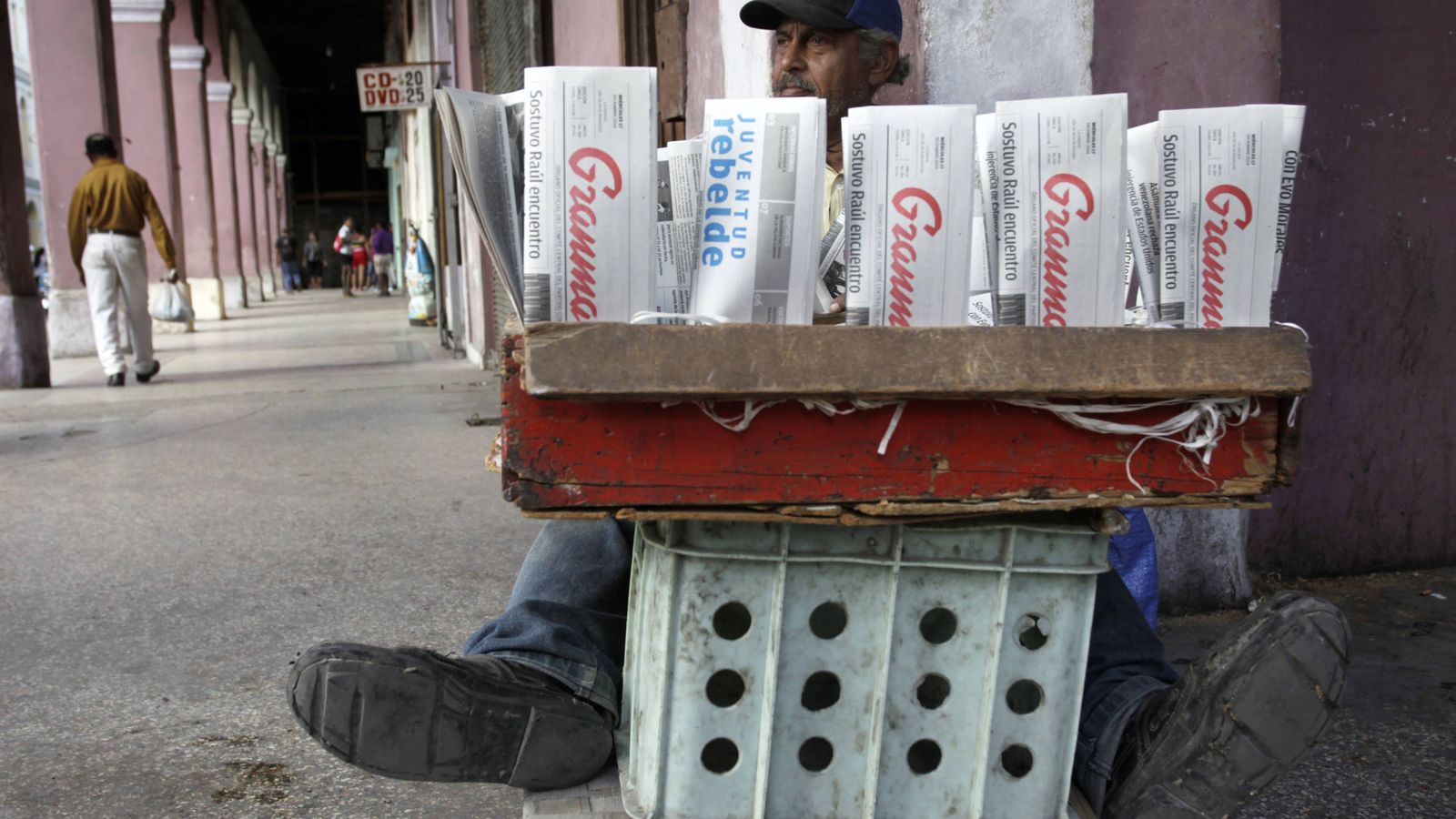 Foto: Un cubano vende periódicos en una calle de La Habana, el 17 de diciembre de 2014 (Reuters).