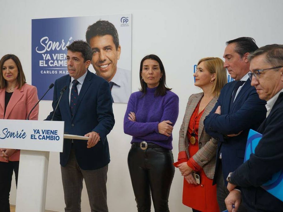 Foto: Ruth Merino, en el centro, con María José Catalá, Carlos Mazón y cargos del PP. 