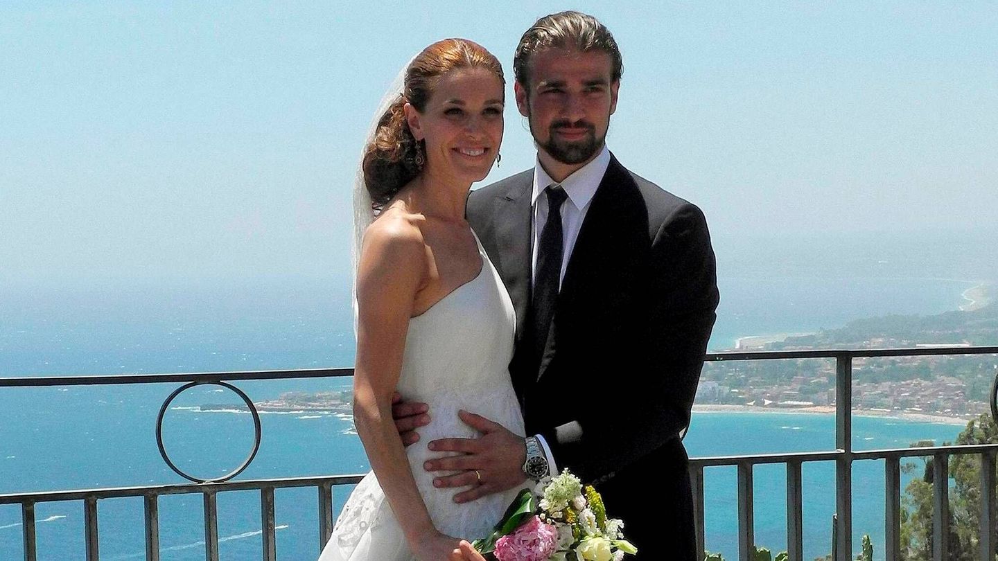 Raquel Sánchez Silva y Mario Biondo, durante su boda. (EFE/Claudio Onorati)