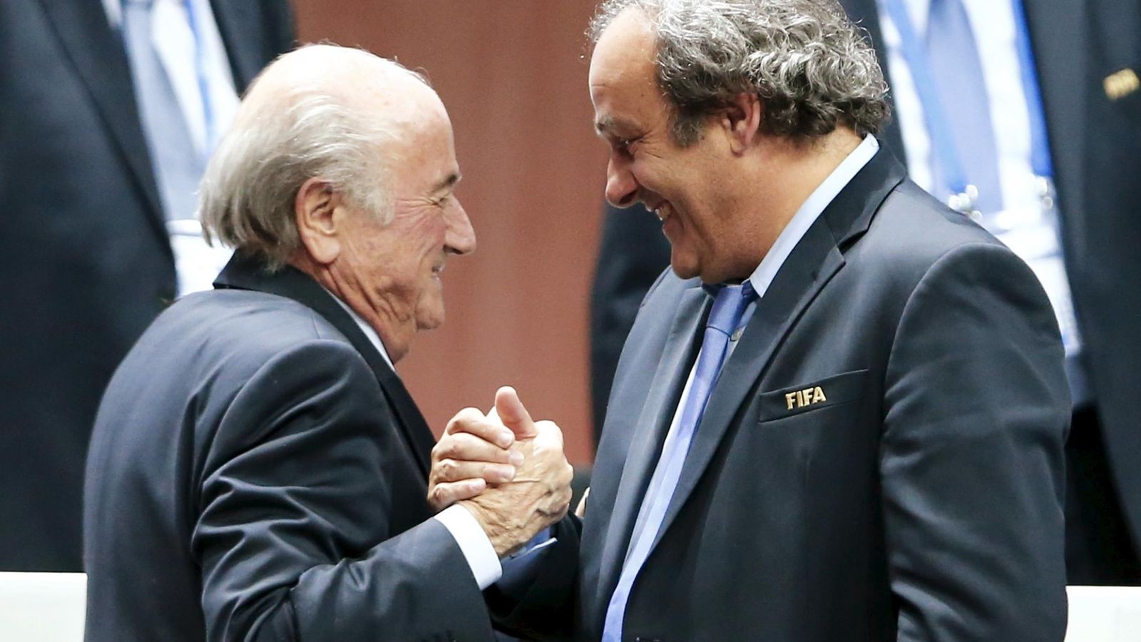 Foto: Platini saluda a Blatter durante el 65º Congreso de la FIFA en Zurich (Reuters).