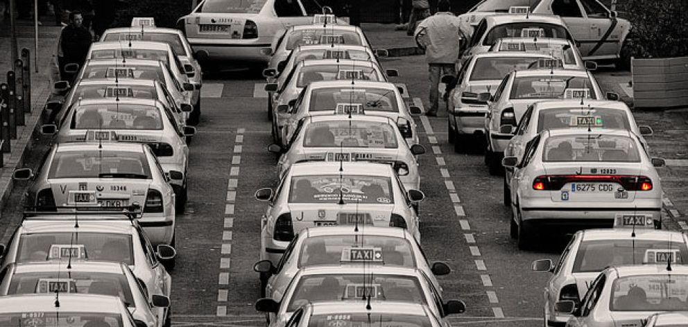 Foto: Sobran más de la mitad de los taxis de Madrid