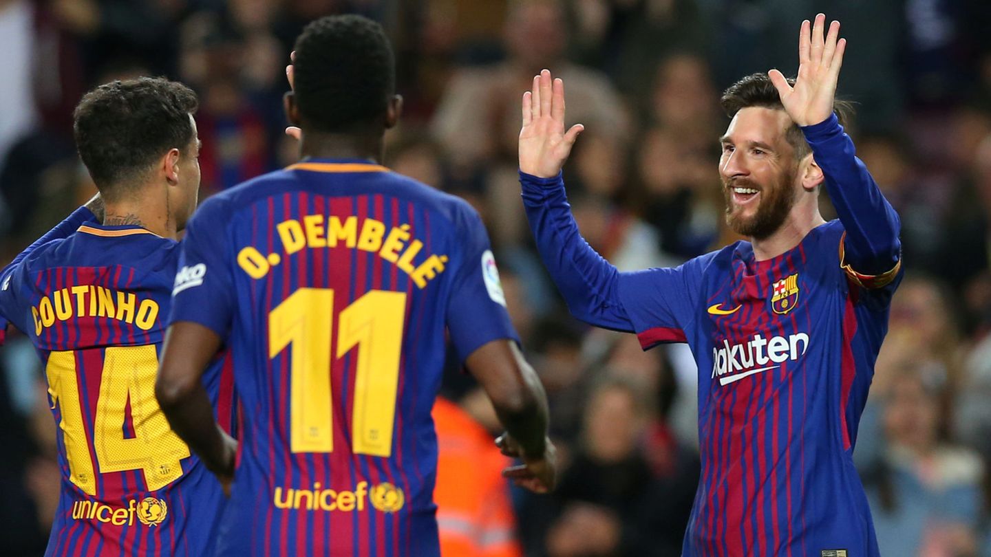 Messi saluda a Dembélé y Coutinho, los fichajes más caros de la historia del club. (Reuters)