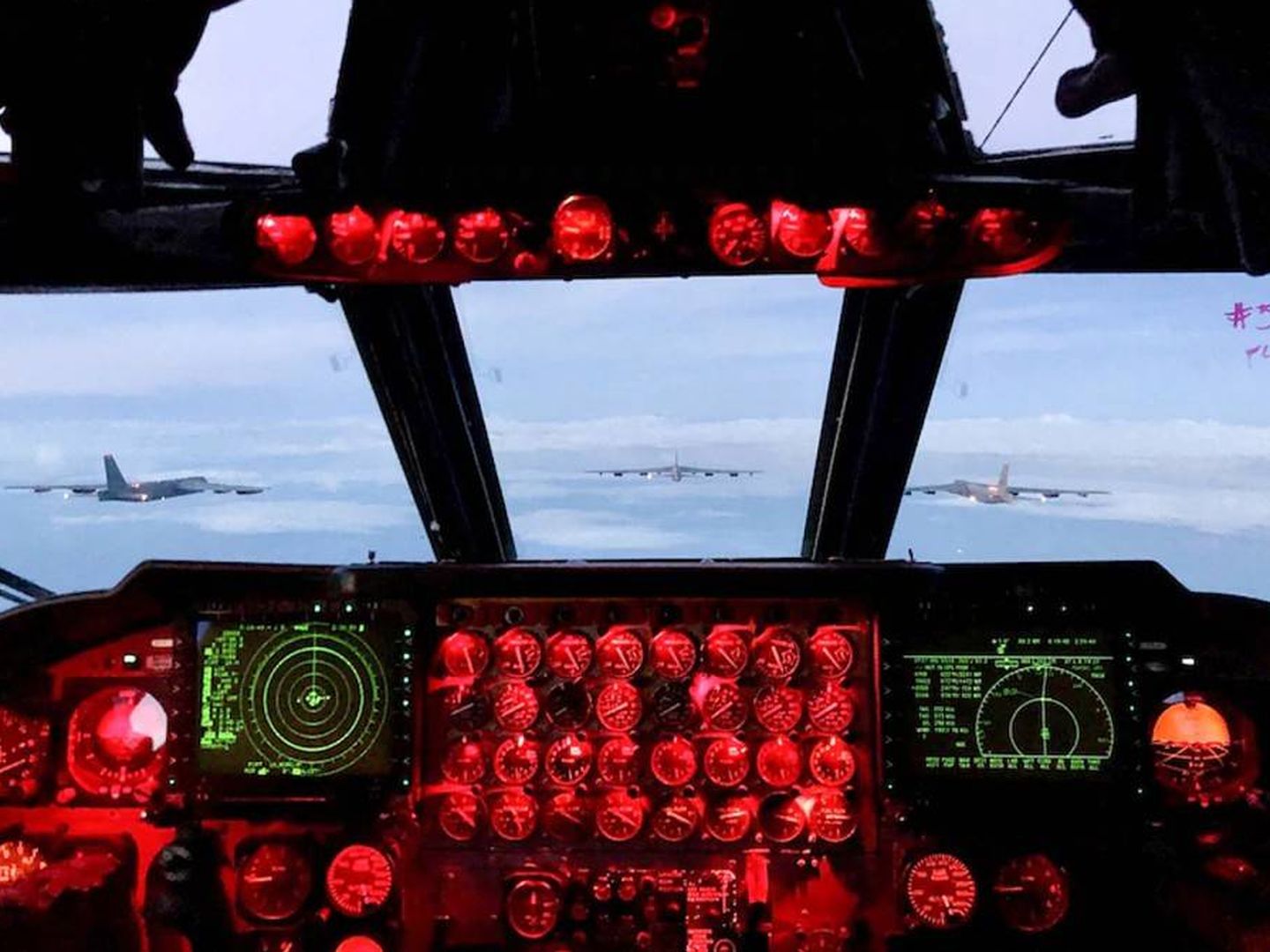 Imagen del interior de la cabina de uno de los b-52 mientras sobrevuelan Europa. (USAF)
