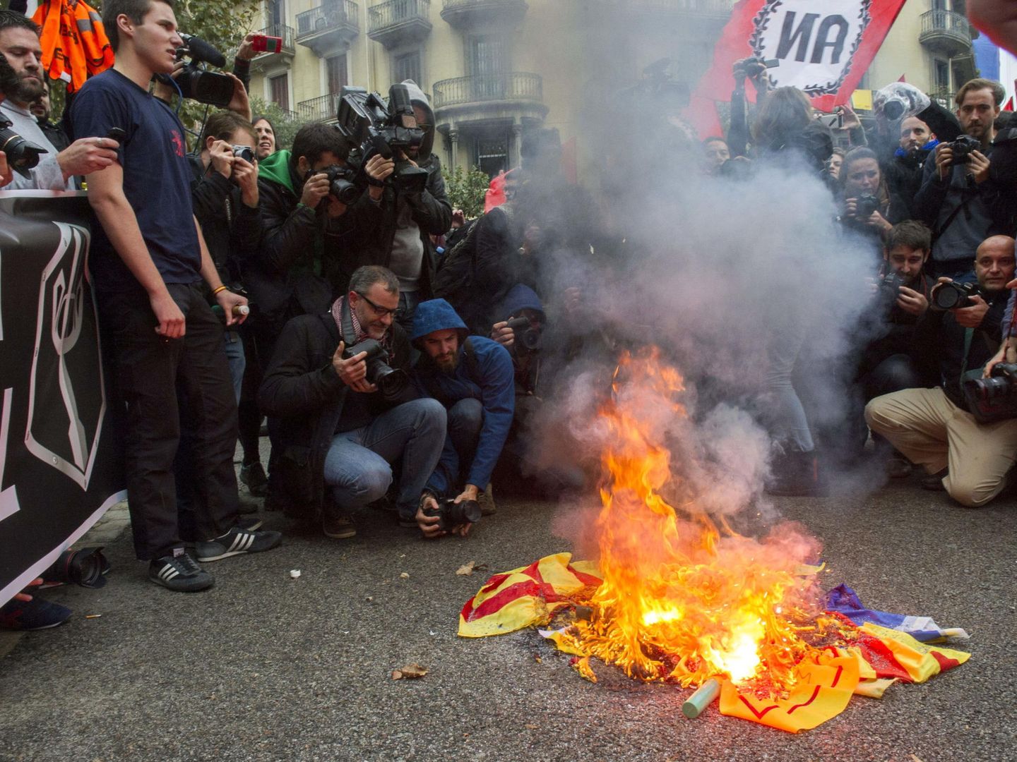 Un grupo de ultras quema una estelada. (EFE)