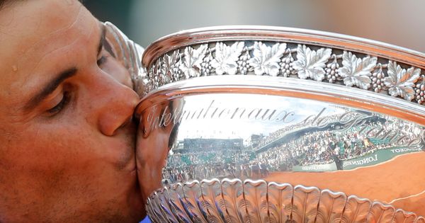 Foto: Rafa Nadal besa el trofeo de Roland Garros | Reuters