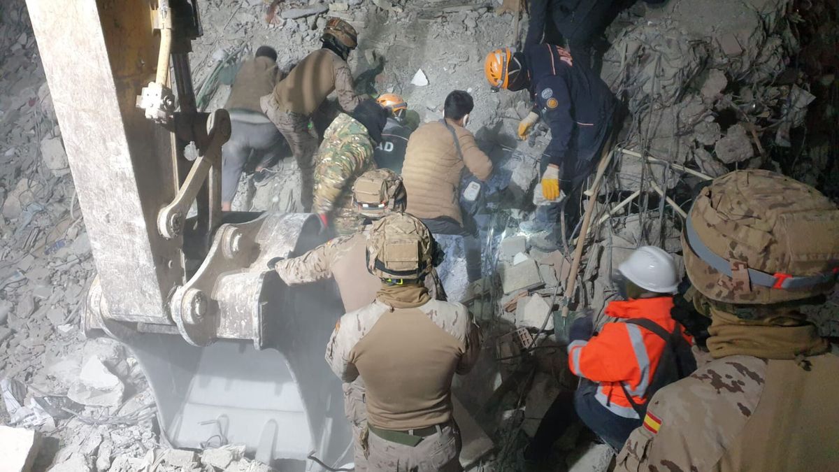 Infantes españoles de Marina rescatan con vida a un niño de 7 años entre los escombros en Turquía