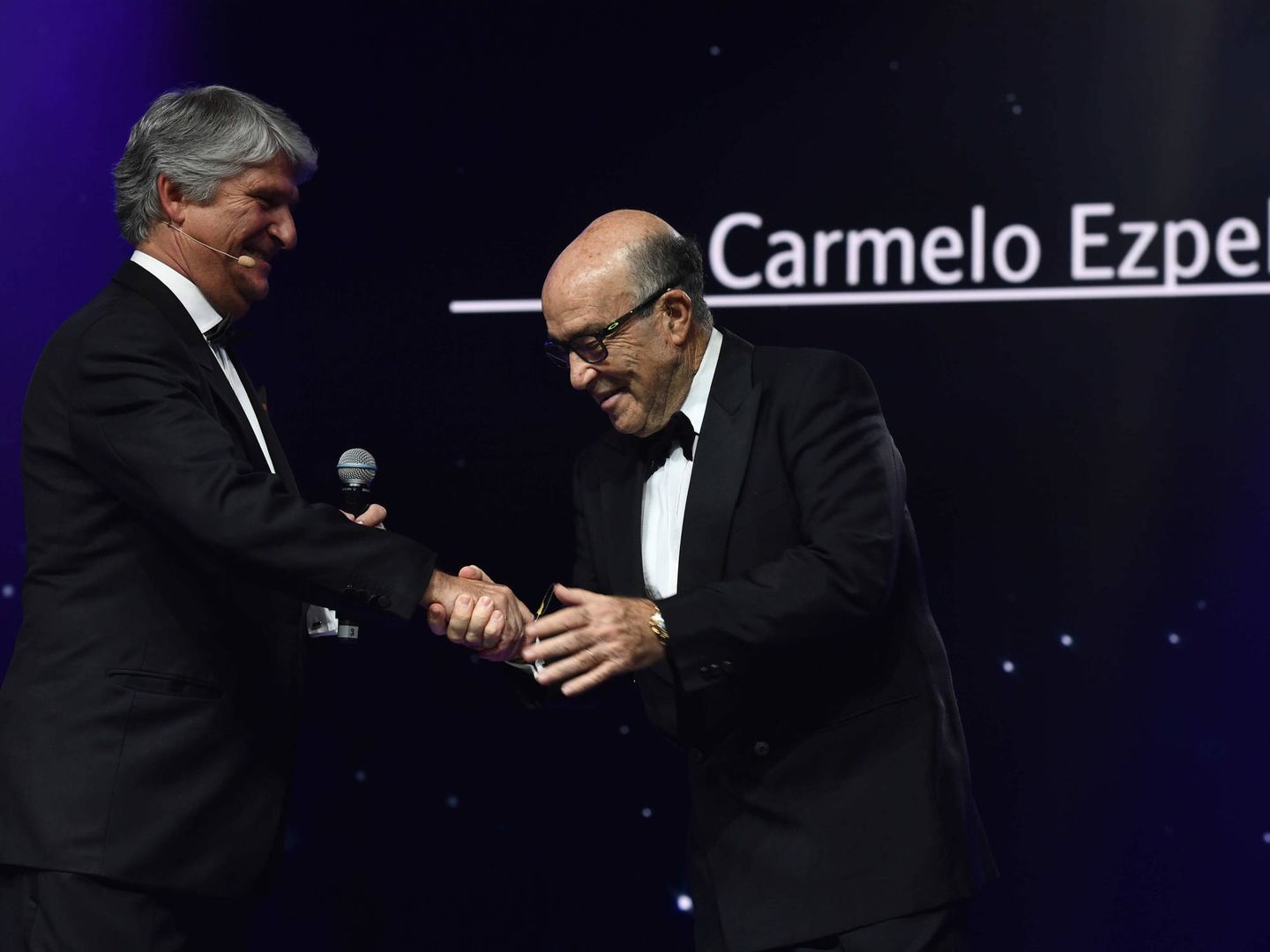 Carmelo Ezpeleta, CEO de Dorna, recibió el premio especial Leyenda del Promotor.