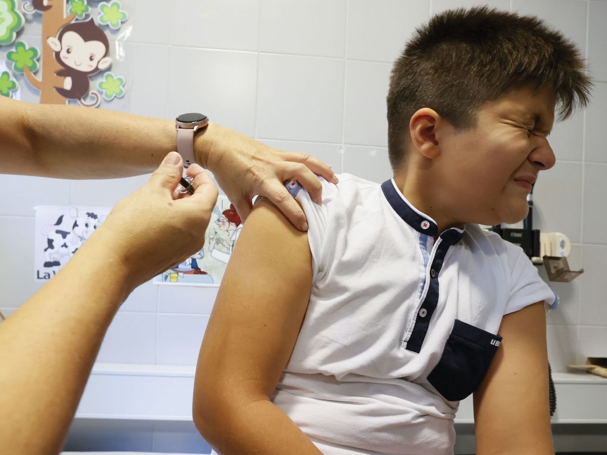 Foto: Administración de la vacuna del VPH a un niño en galicia. (EFE)