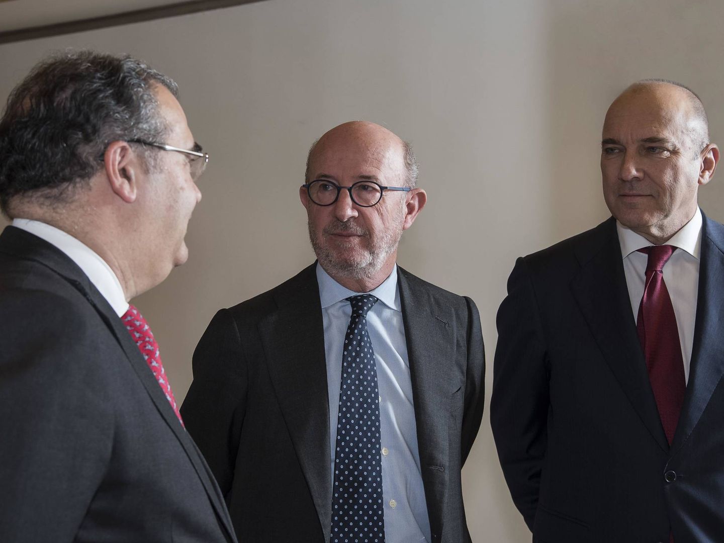 Emilio Saracho, nuevo presidente de Popular (c), junto a su antecesor, Ángel Ron (i), y Pedro Larena.