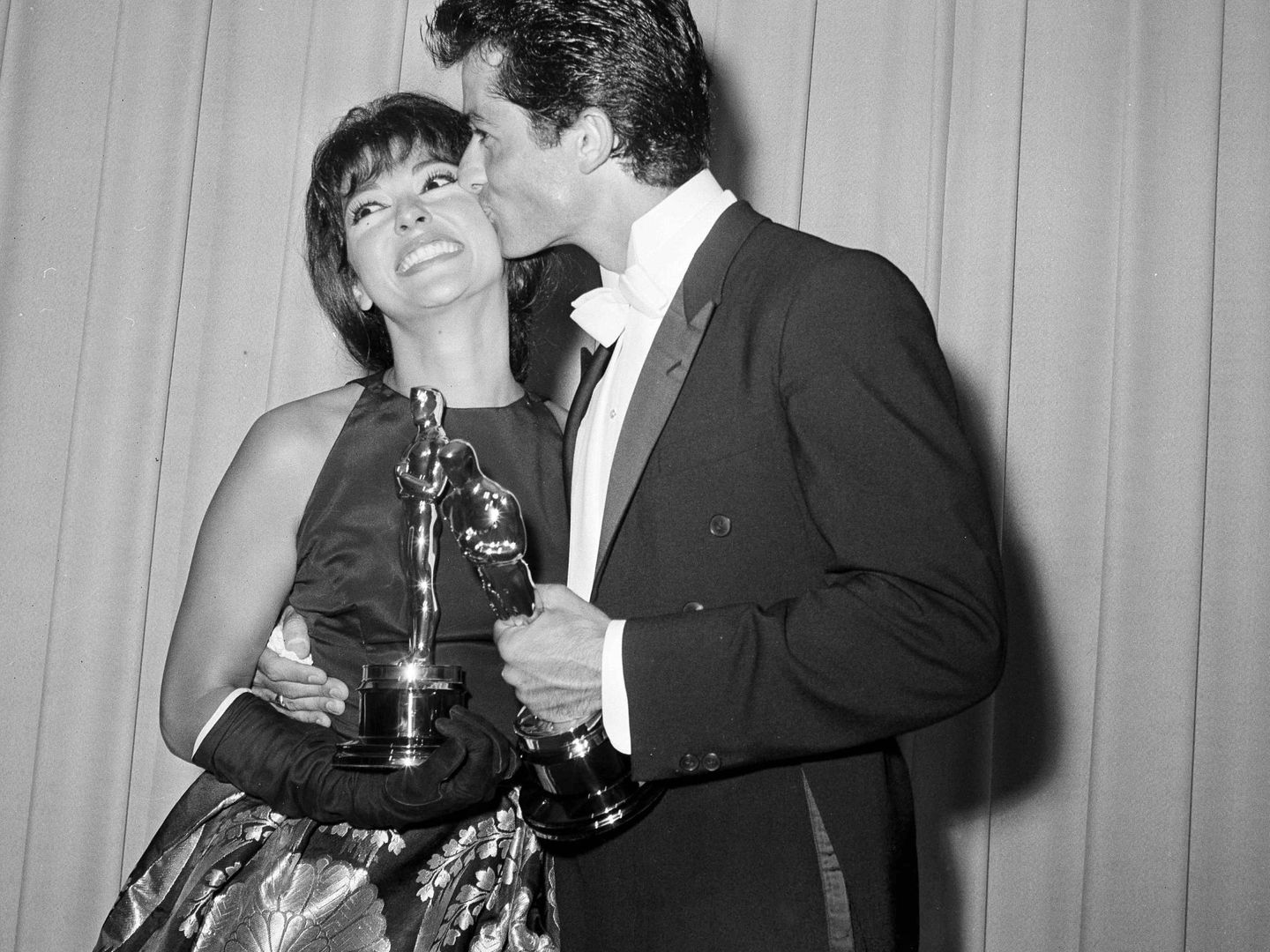 Rita Moreno y George Chakiris en los Oscar de 1962. (Gtres)