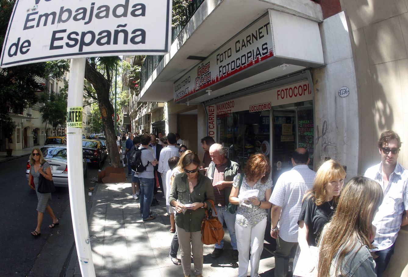 Colas frente al consulado español en Buenos Aires, en diciembre de 2011. (Reuters)