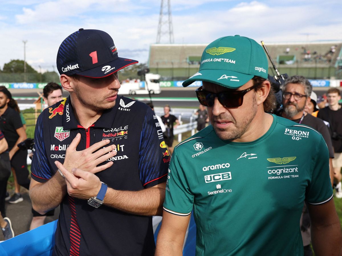 Foto: Alonso, con Verstappen, en Suzuka (REUTERS Issei Kato)