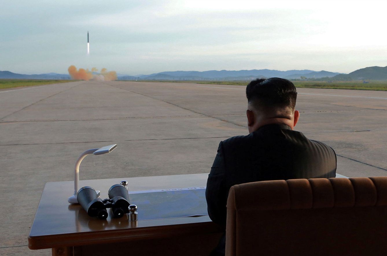 Kim Jong-un observa el lanzamiento de un misil Hwasong-12, probablemente el lanzado por encima de territorio japonés el 14 de septiembre de 2017. (Reuters)