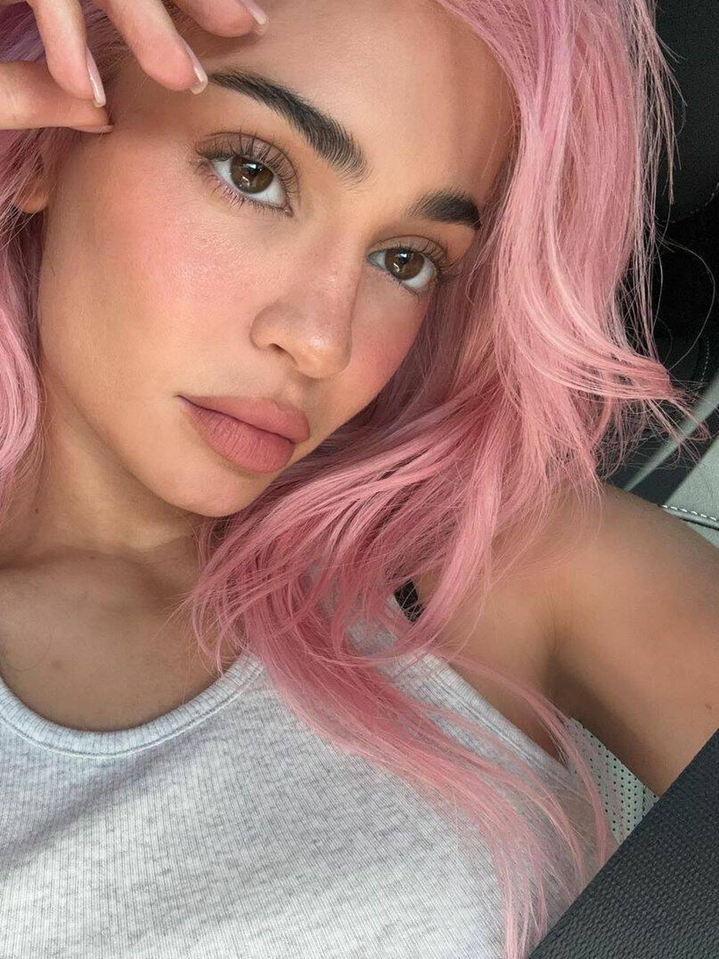 Kylie Jenner con melena rosa chicle. (Instagram/@kyliejenner)