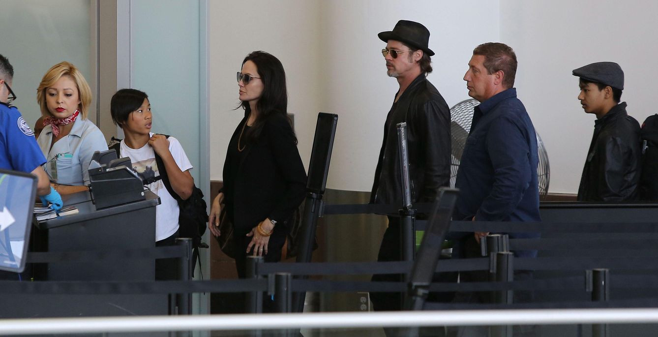 Foto: Angelina Jolie, Brad Pitt y sus hijos en el aeropuerto de Los Ángeles (Cordon Press)