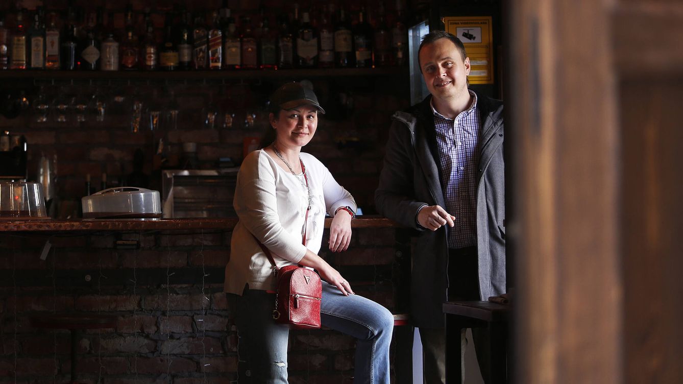 Foto: Natalia, ucraniana, junto a Sergei, ruso, en el bar que regenta el segundo en Torrevieja. (Manuel Lorenzo Ramón)