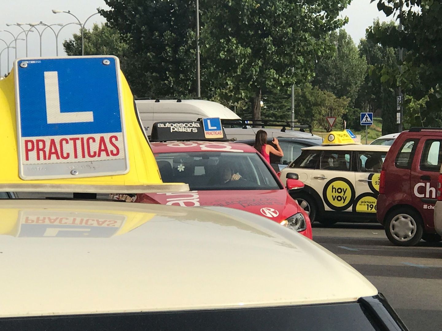 Varios vehículos de autoescuelas ante la sede de la DGT en Lérida.