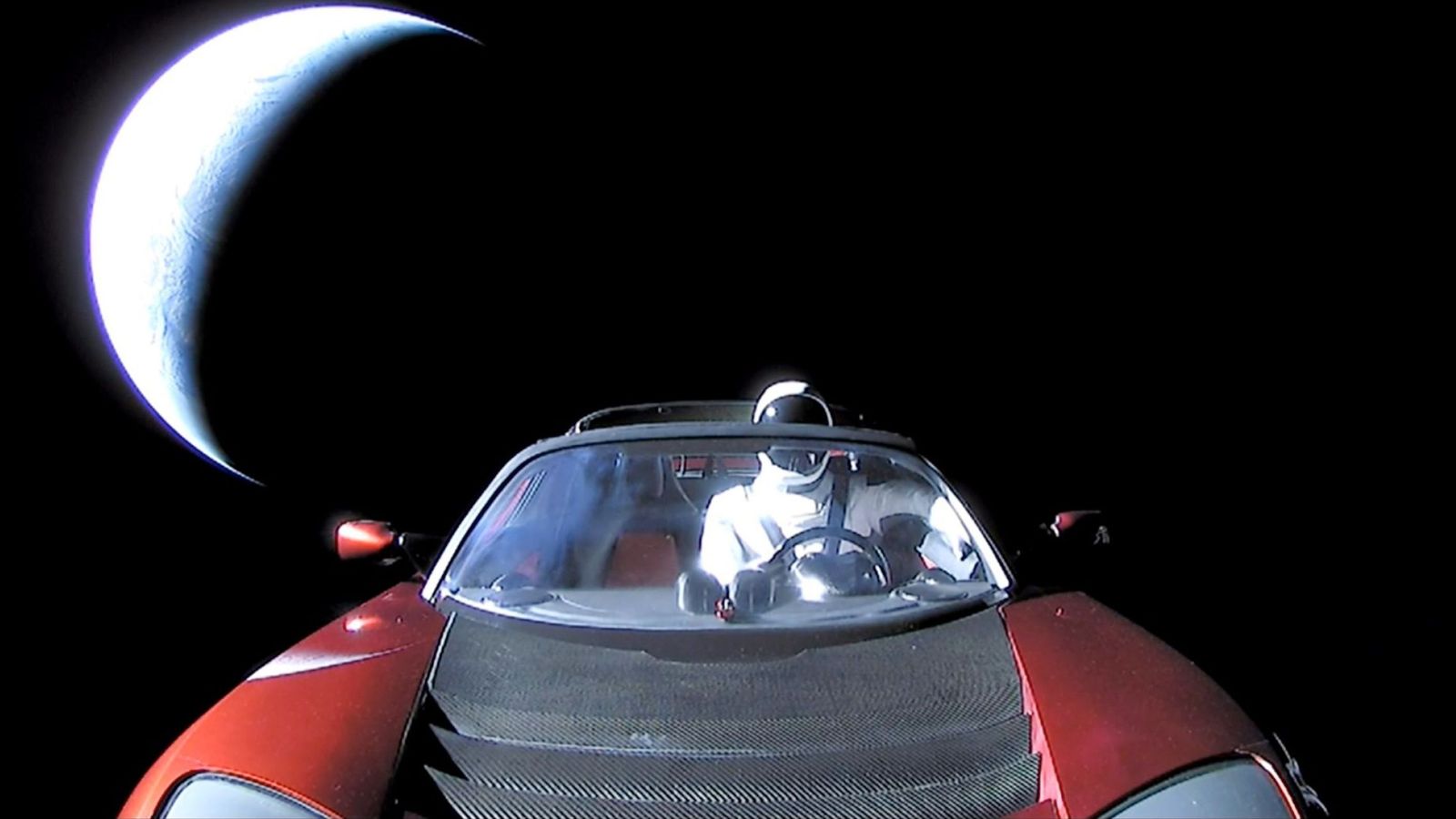 Foto: El Tesla de Elon Musk, surcando el espacio exterior. (EFE)