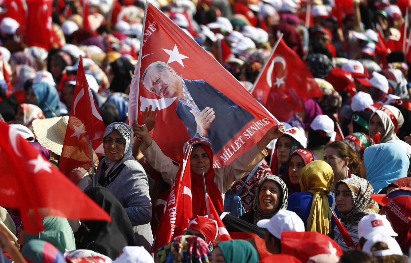 Una mujer sostiene una bandera con la imagen de Erdogan durante una marcha contra el golpe de Estado, en Estambul (Reuters).