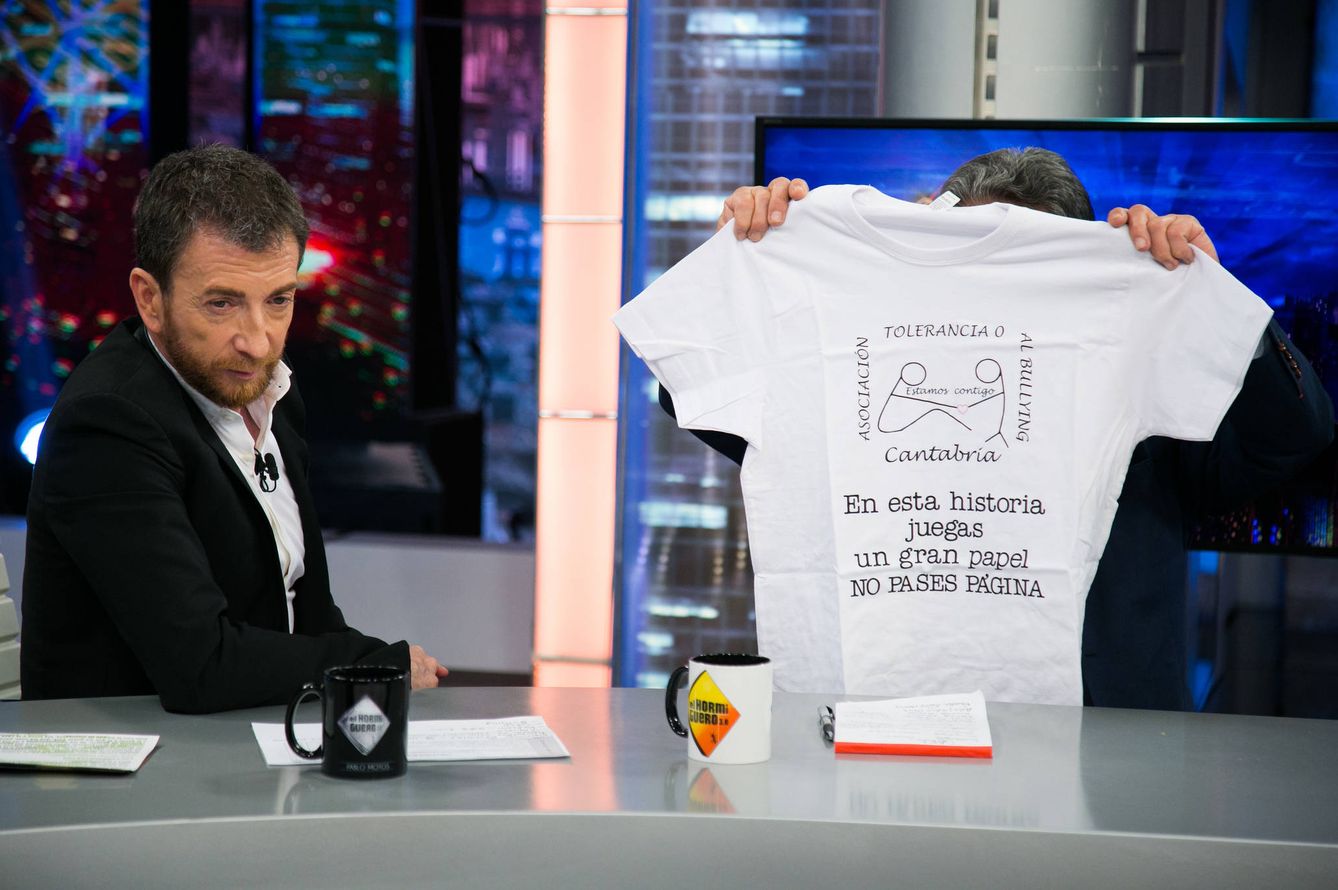 Miguel Ángel Revilla muestra a cámara una camiseta solidaria contra el bullying. (Atresmedia)