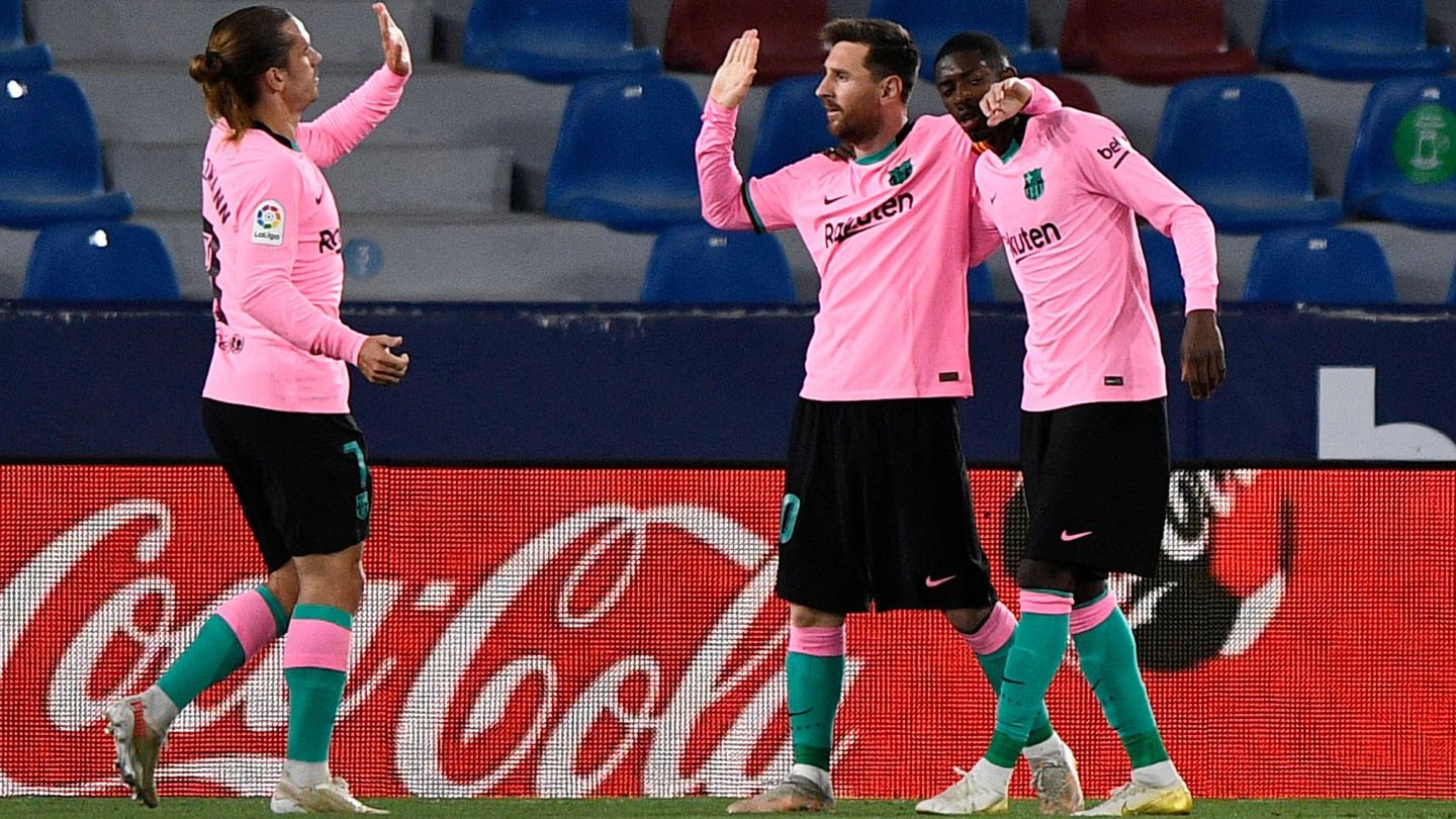 Los jugadores del FC Barcelona celebran el gol de Messi. (Reuters)