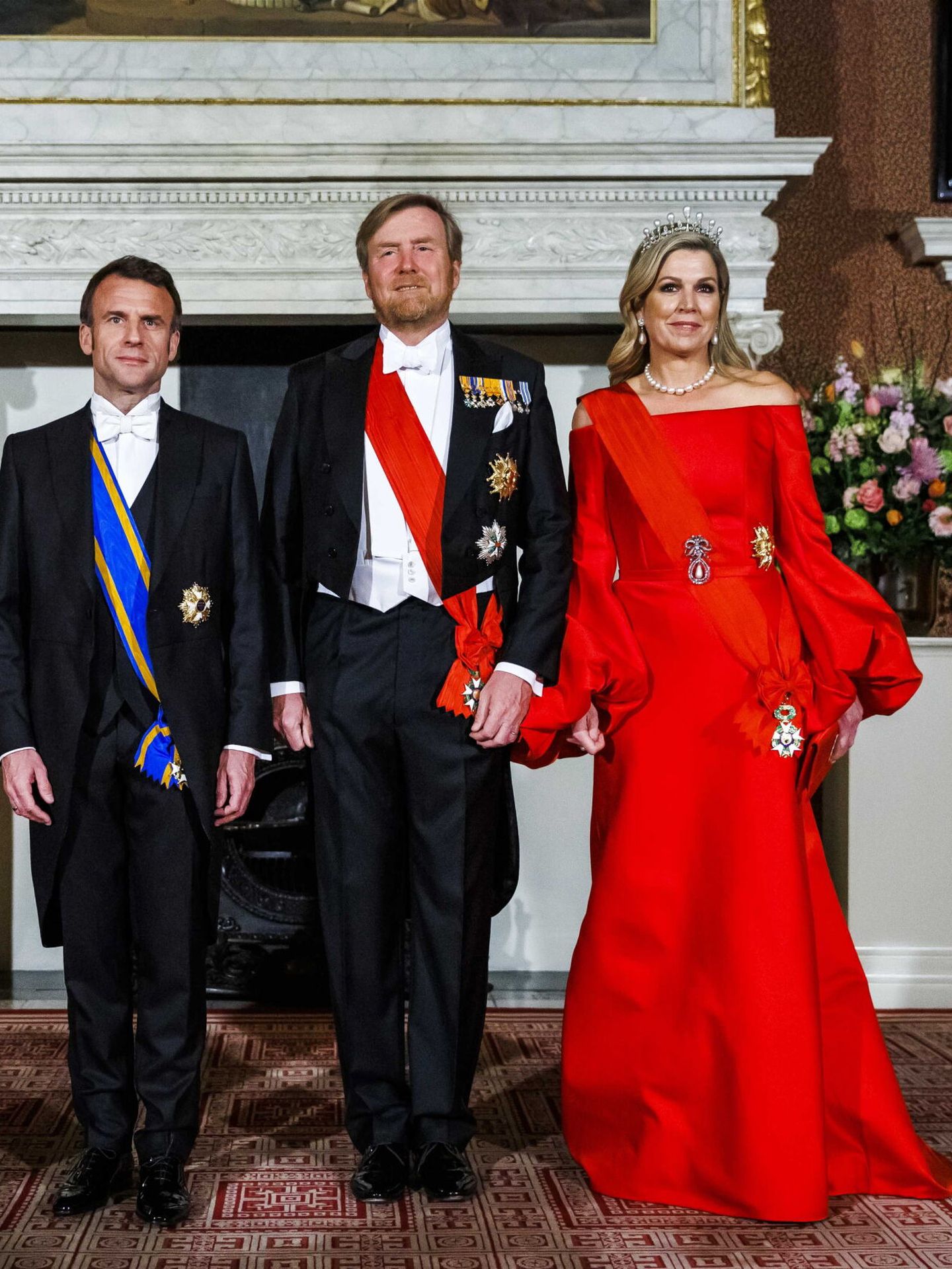 Los reyes de Holanda posan con el presidente Macron. (EFE)