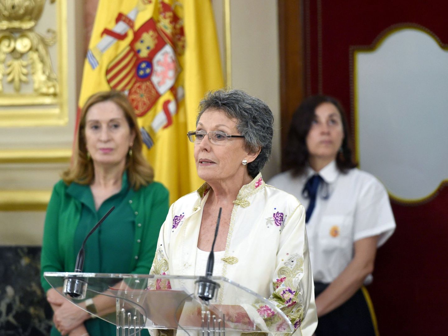 La administradora de RTVE, Rosa María Mateo, durante su toma de posesión junto la presidenta del Congreso, Ana Pastor . (EFE)