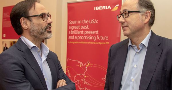 Foto: Los presidentes de la Agencia EFE, Fernando Garea (i), y de Iberia, Luis Gallego (d), conversan en la inauguración de la exposición fotográfica. (EFE)