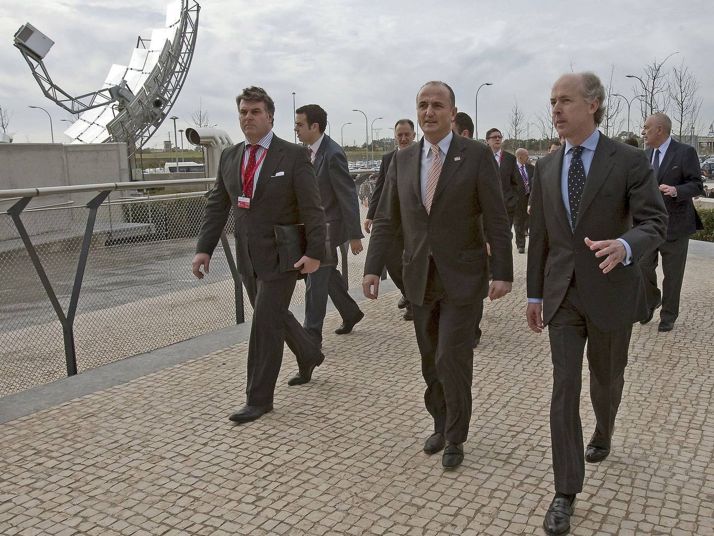 En el centro, el entonces ministro de Industria, Miguel Sebastián, y a la derecha el expresidente de Abengoa, Felipe Benjumea, en Sevilla en 2010. (EFE)