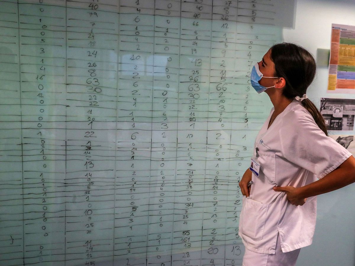Foto: Una sanitaria observa un panel de datos en el Hospital Puerta de Hierro. (EFE)