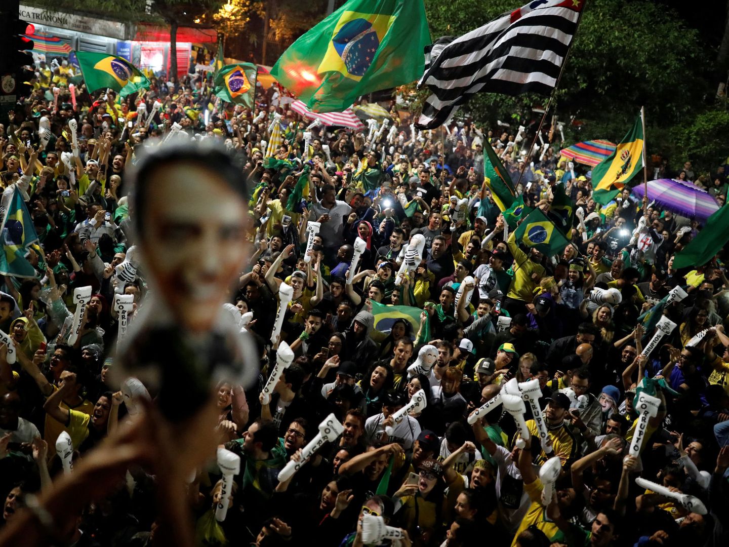 Seguidores de Jair Bolsonaro celebran la victoria del candidato ultraderechista en Sao Paulo, Brasil. (Reuters)