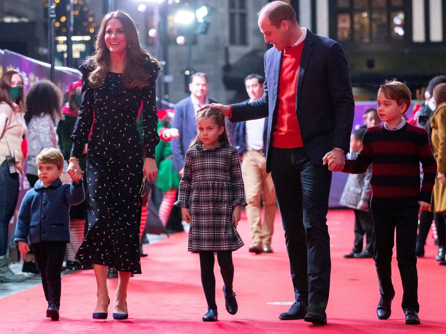 Los Cambridge y sus hijos, en su aparición del viernes 11 de diciembre de 2020. (Reuters)