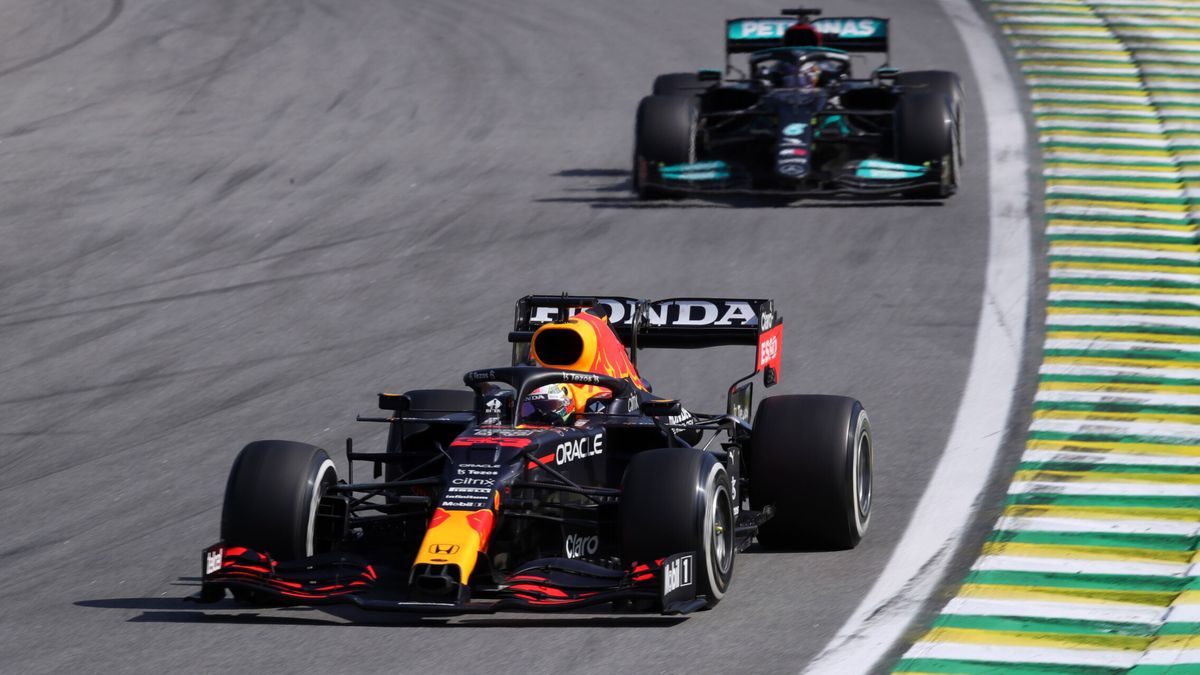 Alonso: "Os veo el jueves, habrá muchas noticias en Qatar". ¿De Mercedes y Red Bull?