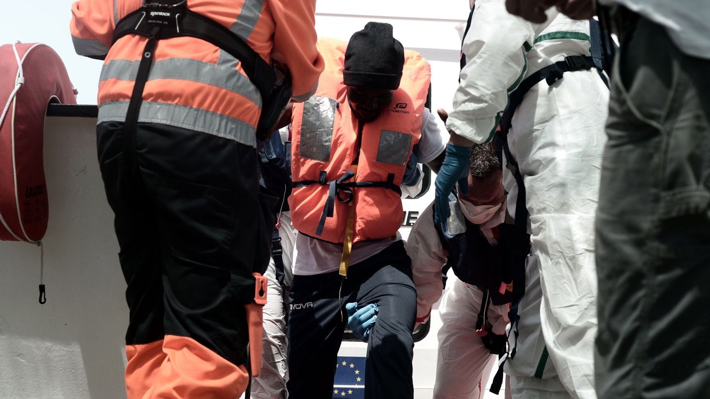 Varios migrantes son trasladados a otra embarcación. (Reuters)
