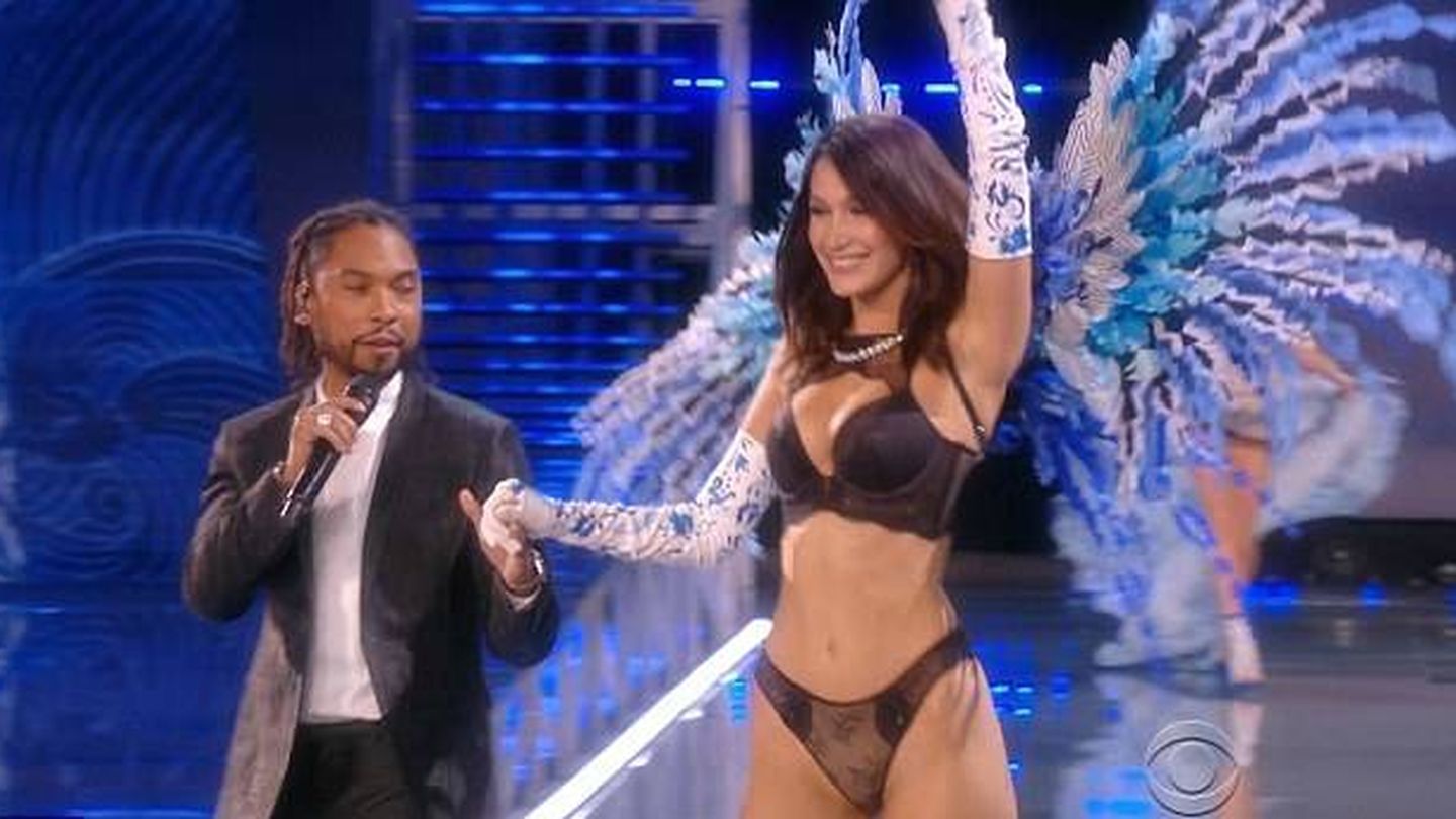 Bella Hadid y el cantante Miguel en una imagen del desfile de Victoria's Secret. 