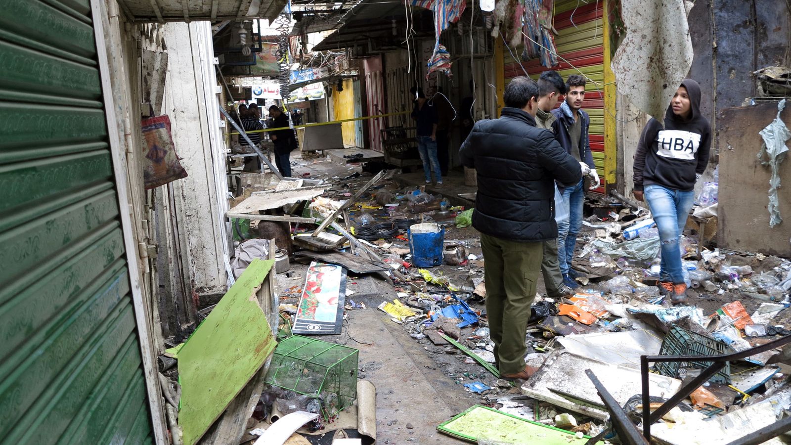 Foto: Fuerzas de seguridad iraquí inspeccionan el mercado donde se ha perpetrado el atentado. (Reuters)
