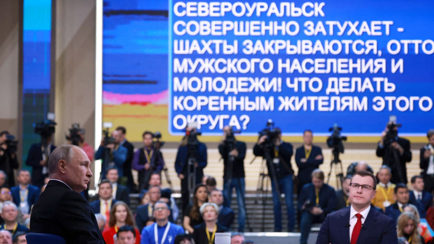 El presidente ruso, Vladímir Putin, asiste a su rueda de prensa anual de fin de año y a la sesión de preguntas y respuestas de 'Línea Directa'. (Reuters)