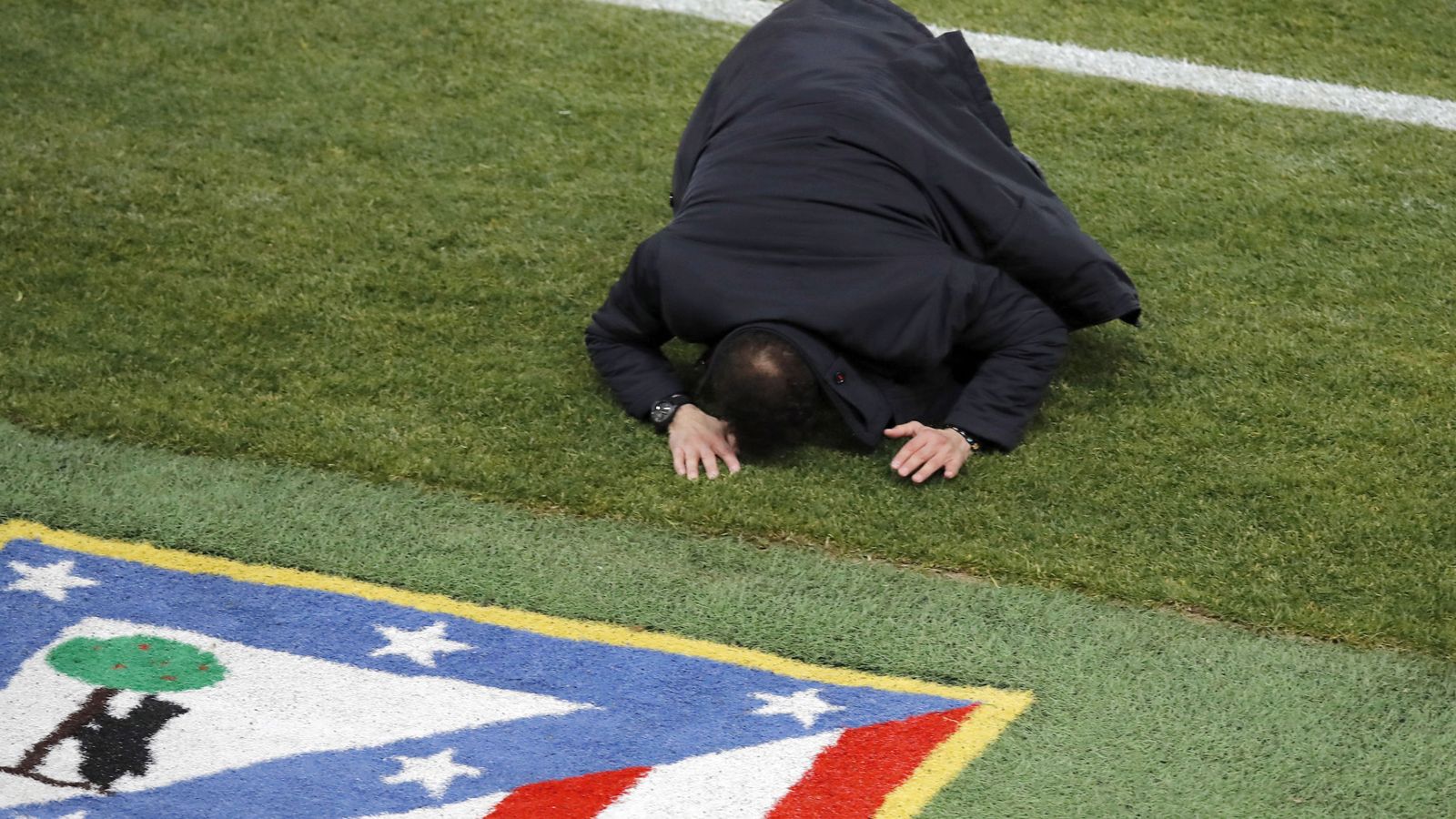 Foto: El Cholo Simeone, en el suelo tras fallar una oportunidad el Atlético de Madrid. (EFE)