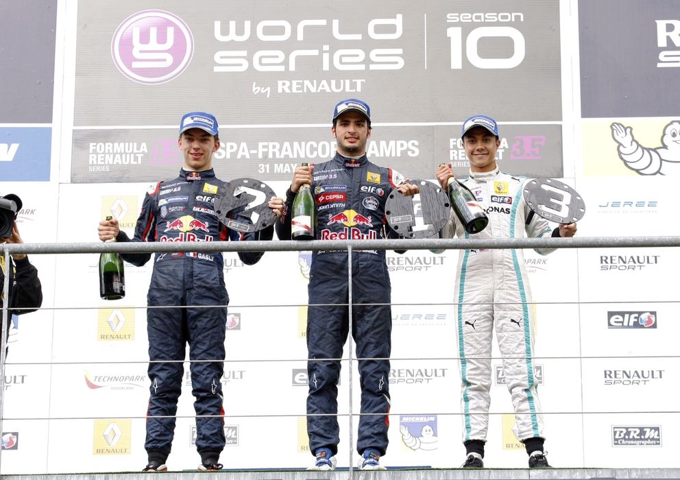 Foto: Pierre Gasly, Carlos Sainz Jr y Jazeman Jaafar en el podio de Spa