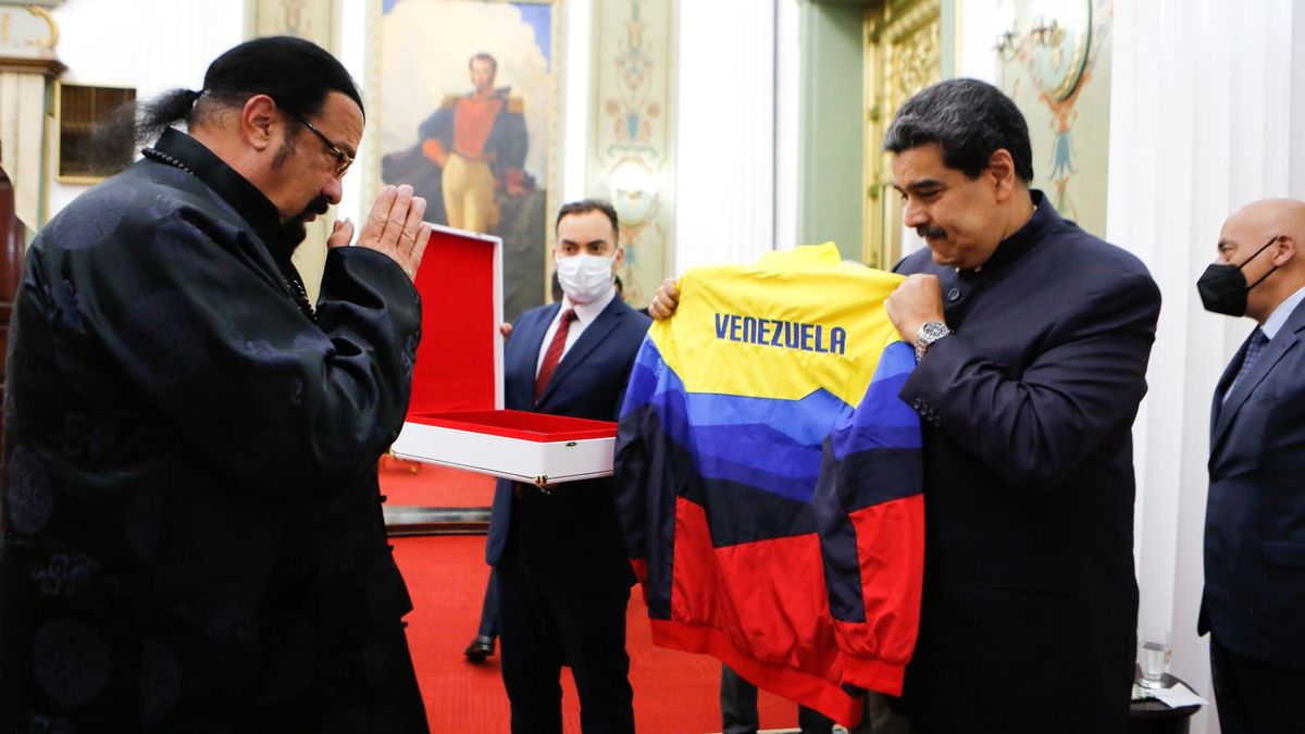 Una katana a cambio de un chándal: intercambio de regalos entre Steven Seagal y Maduro