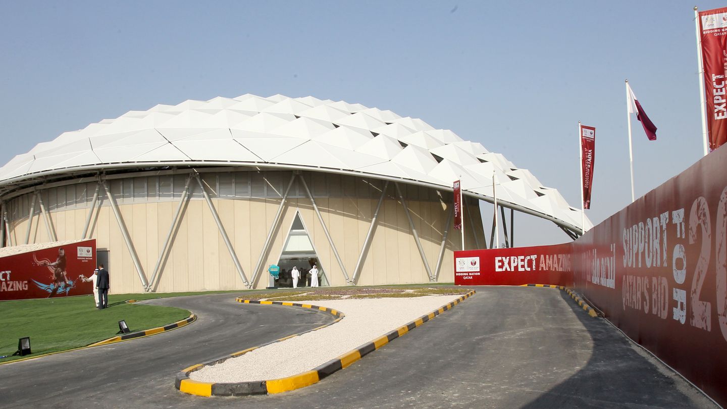 Uno de los estadios de Qatar durante una visita de FIFA (Reuters).