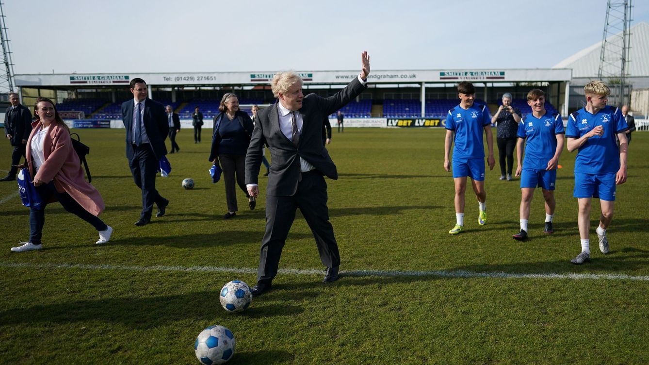 Foto: Boris Johnson, jugando al fútbol en una imagen de archivo. (Reuters)