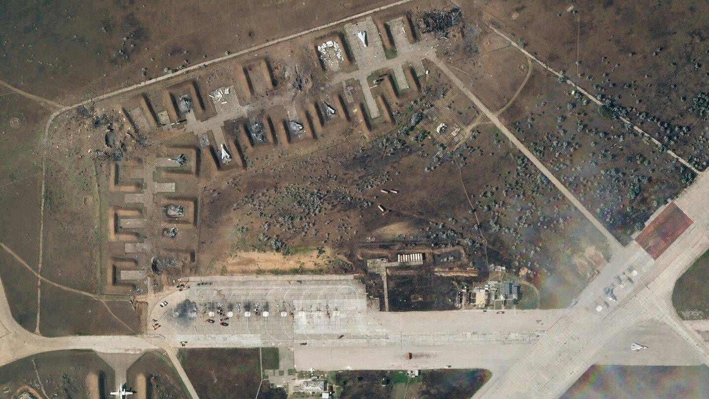 Imagen de satélite de la base aérea de Saki donde se aprecian daños y aviones destruidos. (Planet Labs PBC)