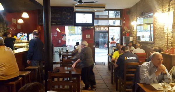 Foto: Aspecto del bar La taverna, en el Raval.