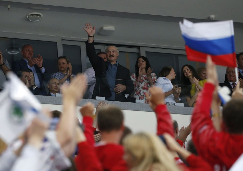 Foto: Lukashenko, presidente de Bielorrusia desde hace 20 años, saluda al llegar a la final del Mundial de Hockey en Minsk. (Reuters)